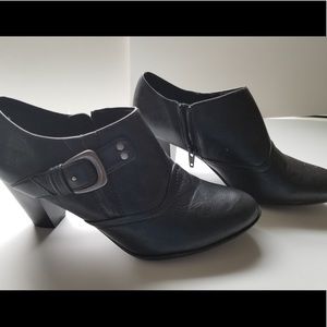 Black size 8 naturalizer booties